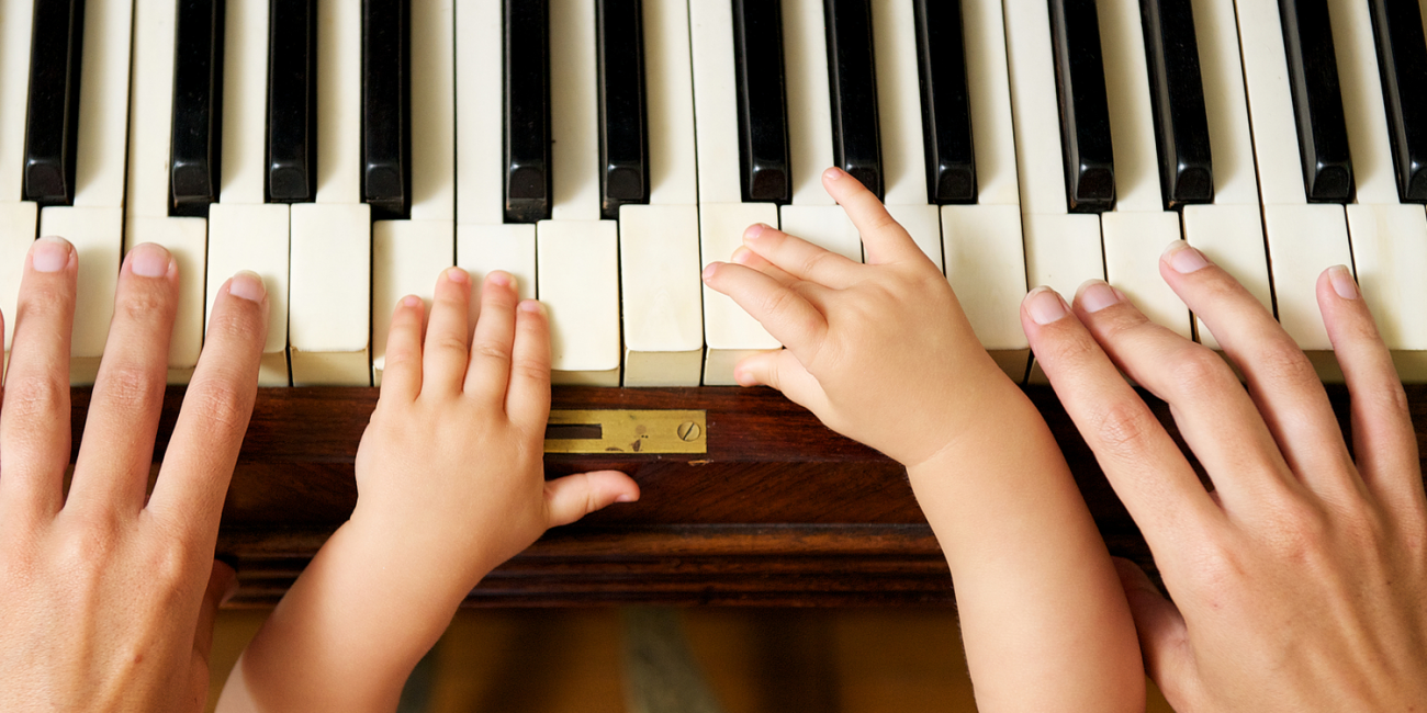 Musical training. Уроки фортепиано. Уроки пианино. Руки на клавишах. Детские руки на рояле.